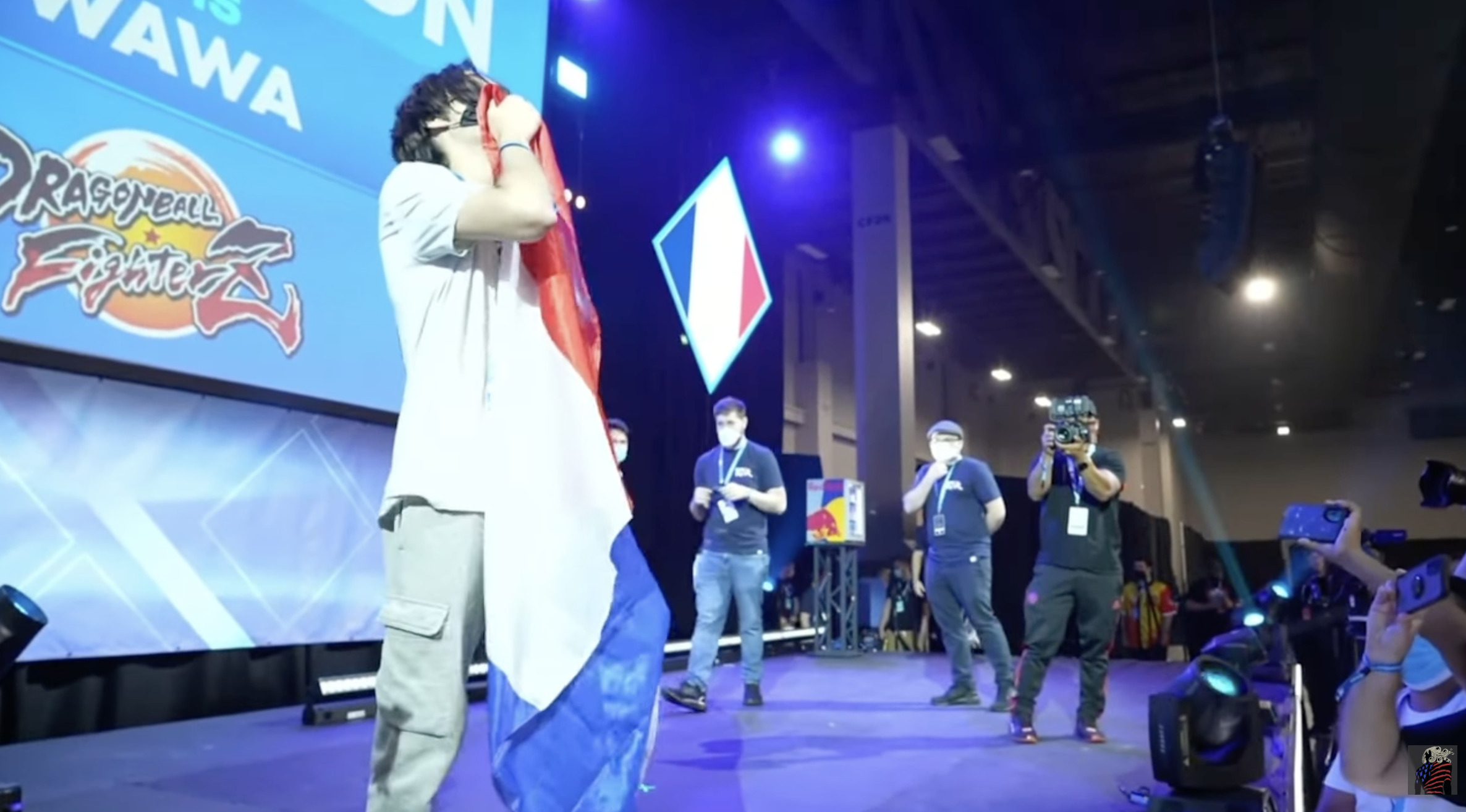 Wawa enveloppé du drapeau français juste après sa victoire à l'EVO 2022 sur Dragon Ball FighterZ